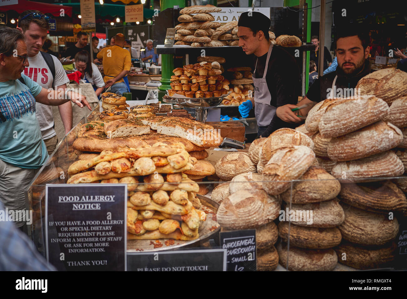 Londres, Royaume-Uni - juin 2018. Pain et viennoiseries bio sur l'affichage à une boulangerie en décrochage Borough Market, l'un des plus grands marché alimentaire de Londres. Banque D'Images