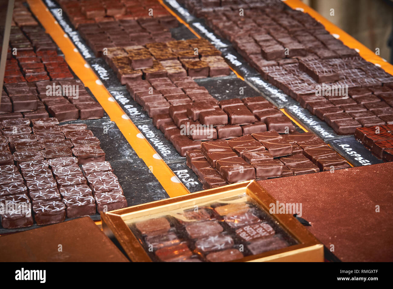 Différents types de chocolats au carré sur l'affichage à un décrochage de boulangerie dans un marché local. Concept alimentaire. Le format paysage. Banque D'Images