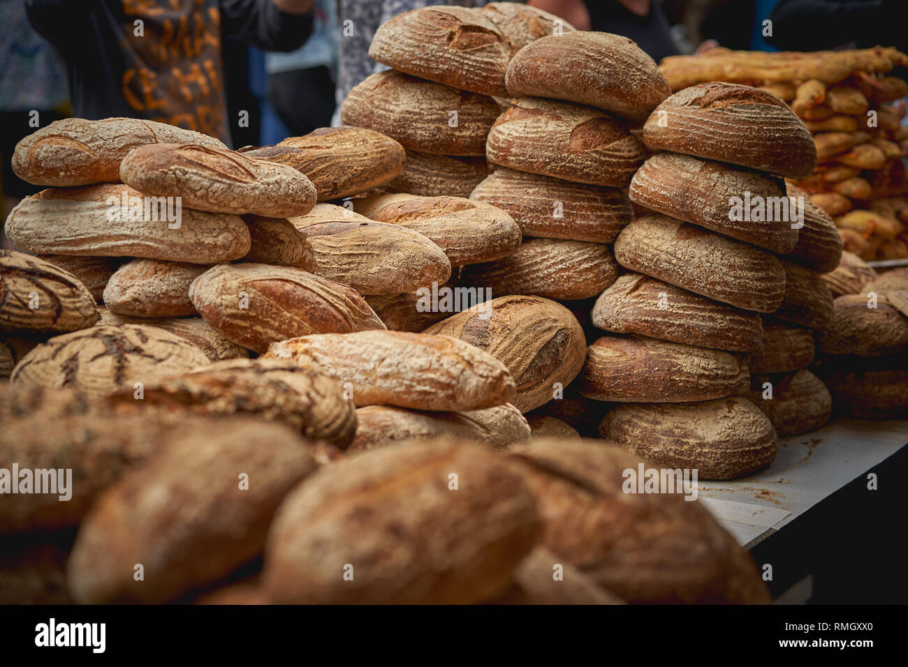 Des piles de brun et blanc bio pains au levain en vente dans un marché fermier local. Le format paysage. Banque D'Images