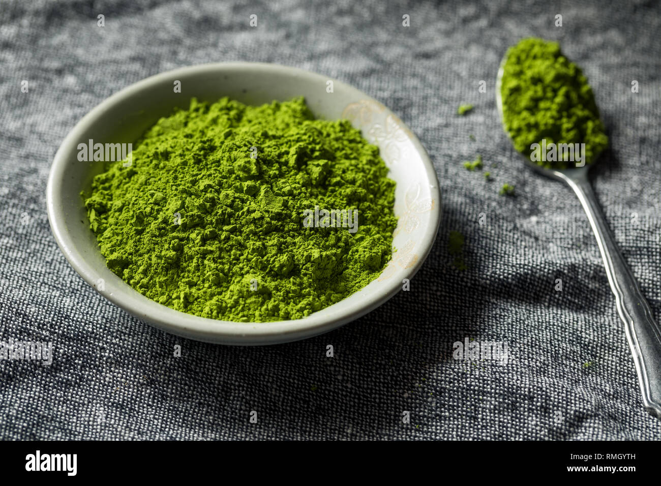 Thé vert bio Matcha en poudre dans un bol Banque D'Images