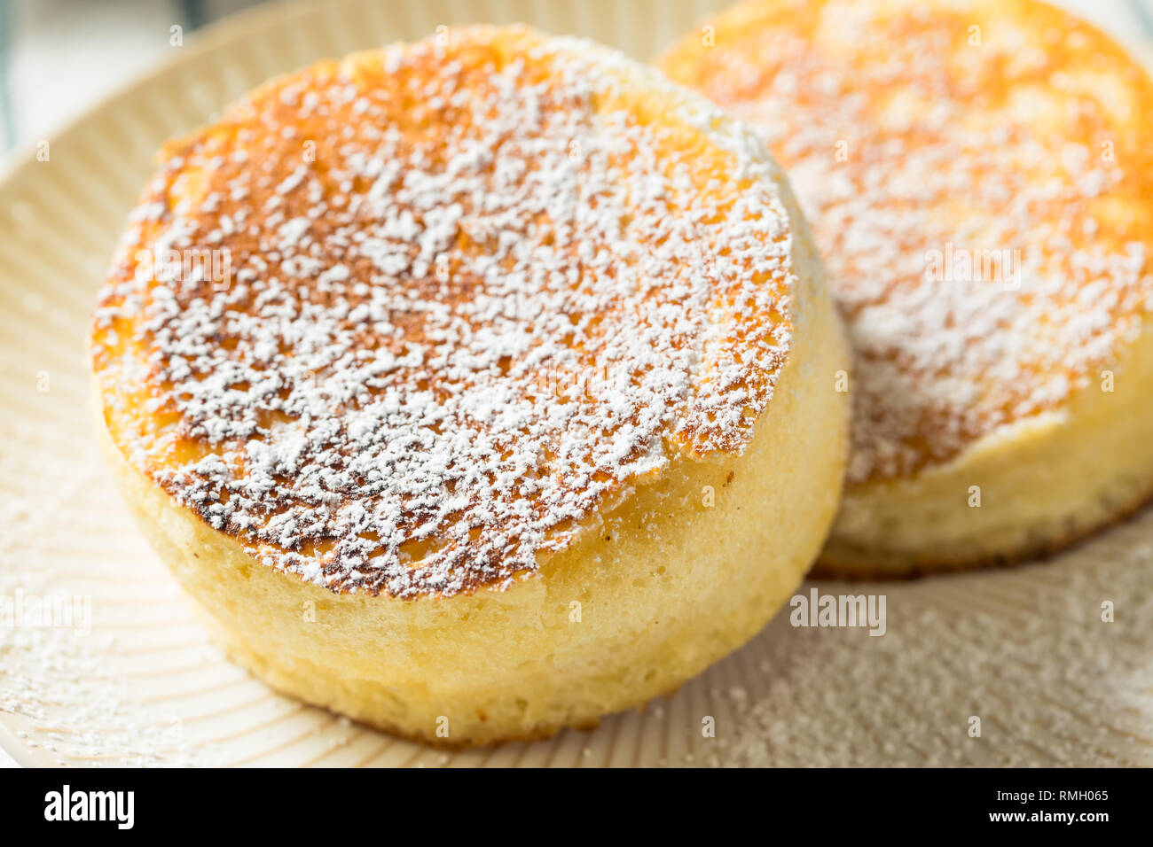 Des Pancakes japonais moelleux avec du sucre en poudre Banque D'Images