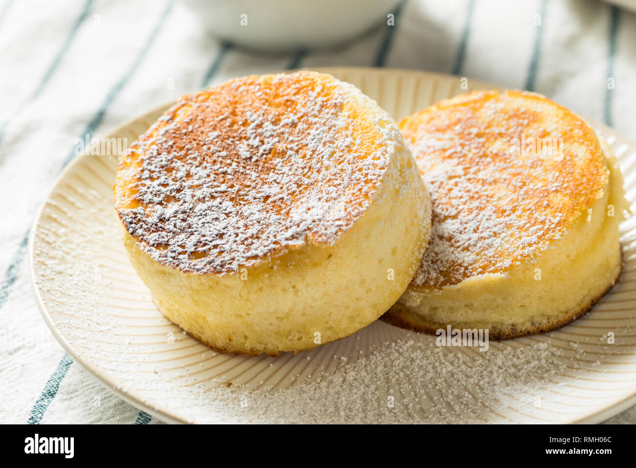 Des Pancakes japonais moelleux avec du sucre en poudre Banque D'Images