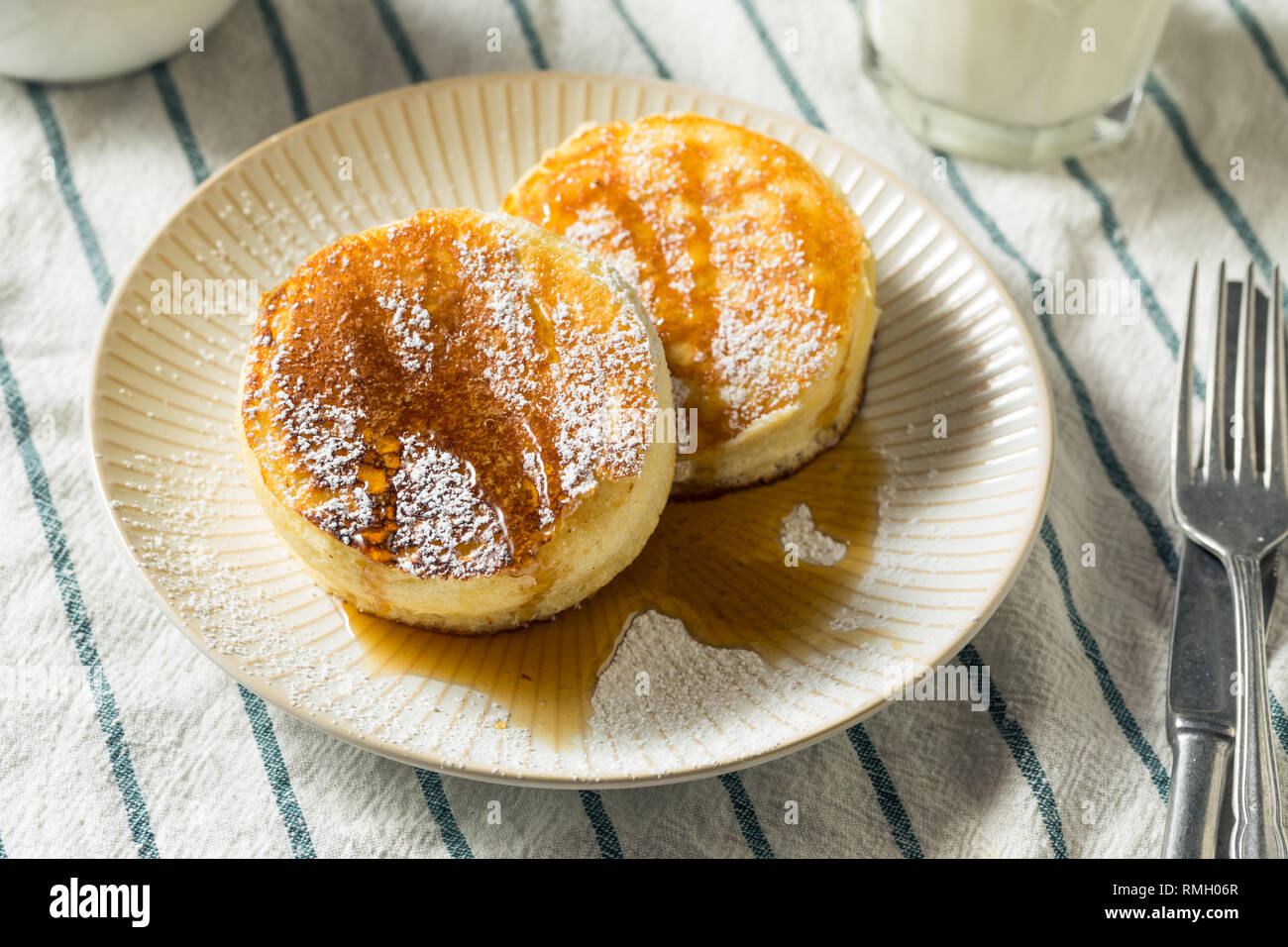 Des Pancakes japonais moelleux avec du sucre en poudre Banque D'Images