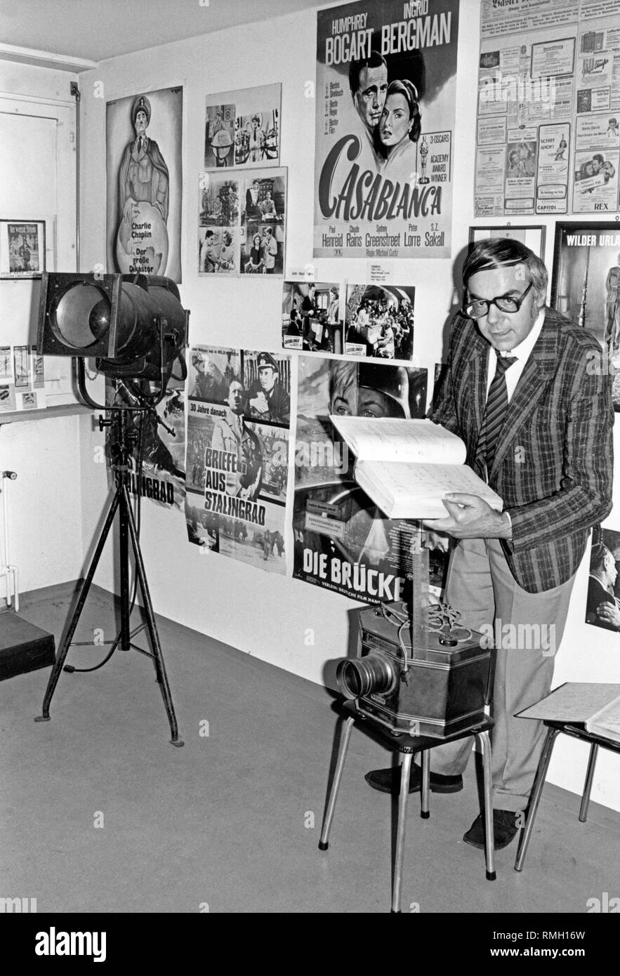 Cette photo montre Dieter Duerenmatt au milieu de la collection de documents historiques-film dans le "musée du cinéma" à Bâle, qu'il a lui-même fondée. Il comprend une importante collection de scripts de films-historiques, des affiches, des films, des photos, des lettres et de l'équipement. Dans cette archive sont aussi des copies des films les plus vieux au monde, telles que de la science-fiction film 'Voyage dans la Lune' (un voyage sur la Lune) produite en 1902 par George Melies, 'Tigre du Bengale, le', 'Le Tombeau Indien' et 'Le Testament du Dr "abus". Banque D'Images