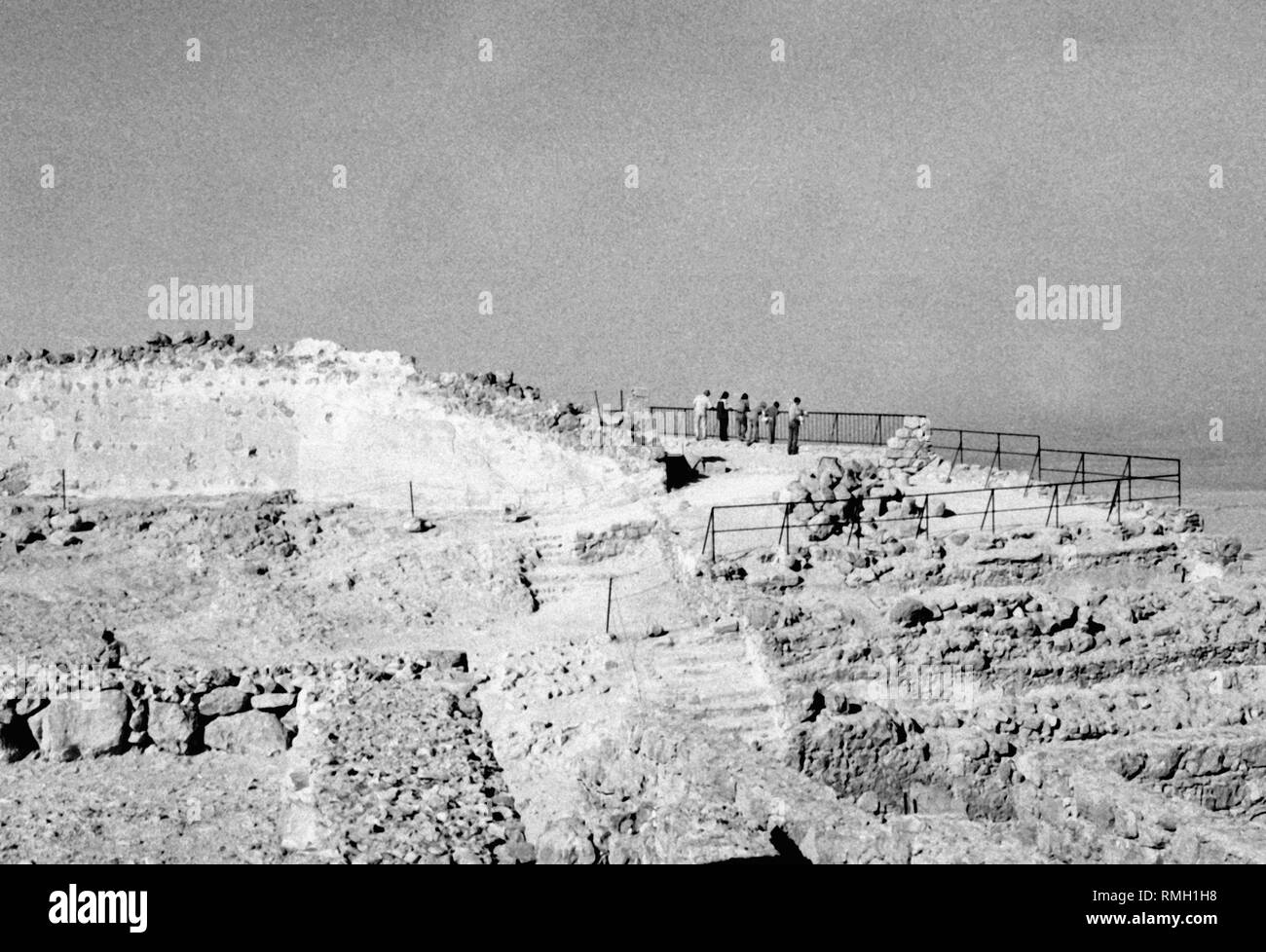 Les touristes à la forteresse de Massada. La forteresse fut d'abord occupée par les rebelles juifs pendant la Guerre Juive puis assiégée par les Romains. Les habitants de Massada se suicide afin de ne pas être capturés. Massada est devenu un symbole de la liberté juive. Banque D'Images