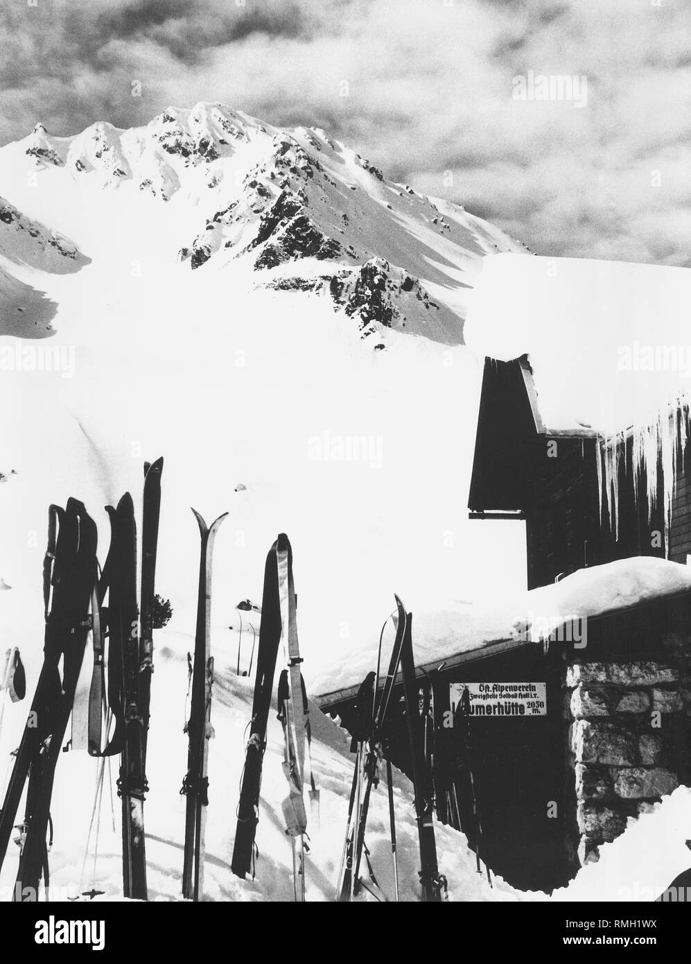 Vue sur une cabane de la Club Alpin Autrichien sur un domaine skiable. Banque D'Images