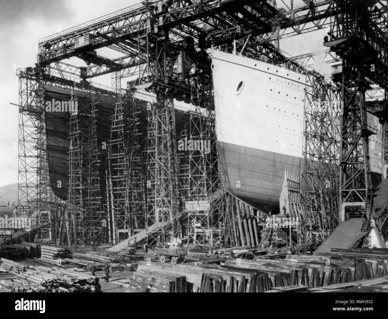 Le Titanic et son navire jumeau, l'Olympic au chantier naval Harland & Wolff à Belfast en 1911 Banque D'Images