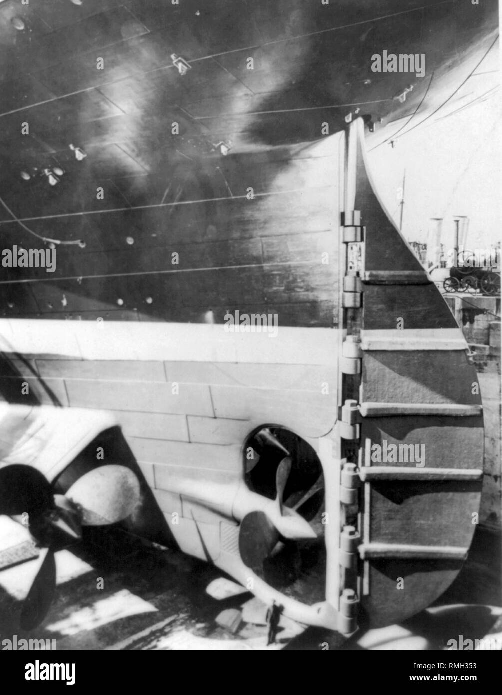 Gouvernail et les hélices du Titanic avec travailleur comme il est prêt à lancer en 1911 le chantier naval à Belfast Banque D'Images