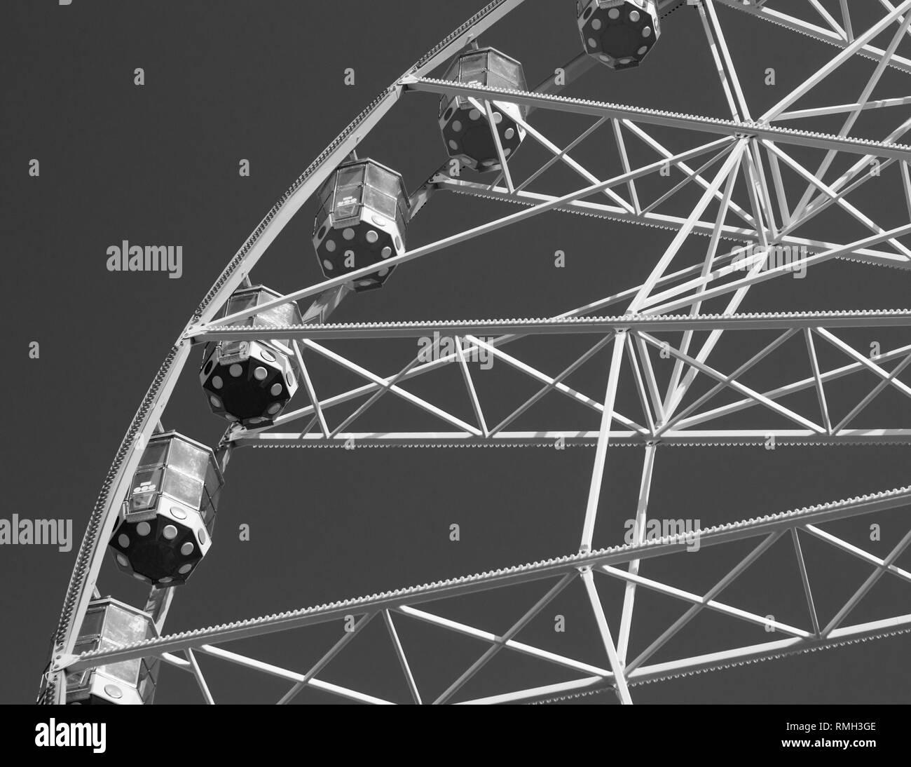 Grande roue sous ciel bleu. Summer city park Banque D'Images