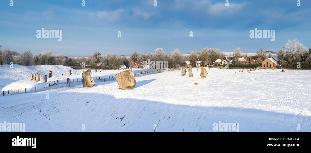 Avebury Stone Circle le matin neige de l'hiver. Avebury, Wiltshire, Angleterre. Vue panoramique Banque D'Images
