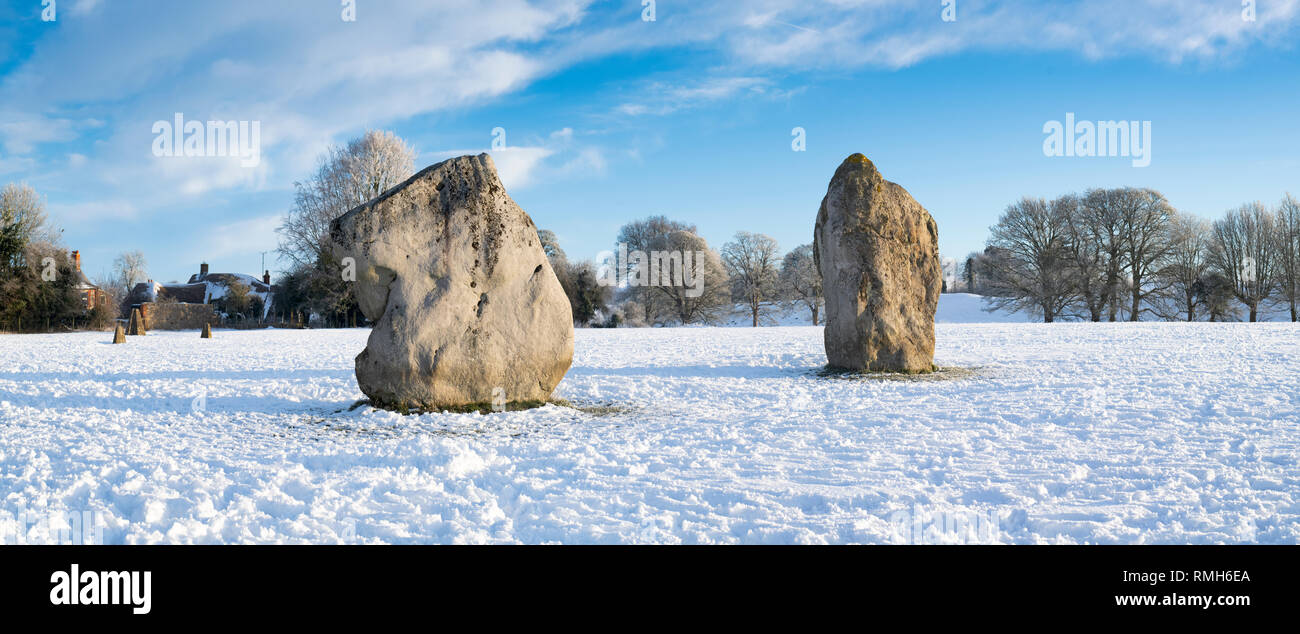 Avebury Stone Circle dans la neige de l'hiver juste après le lever du soleil. Avebury, Wiltshire, Angleterre. Vue panoramique Banque D'Images