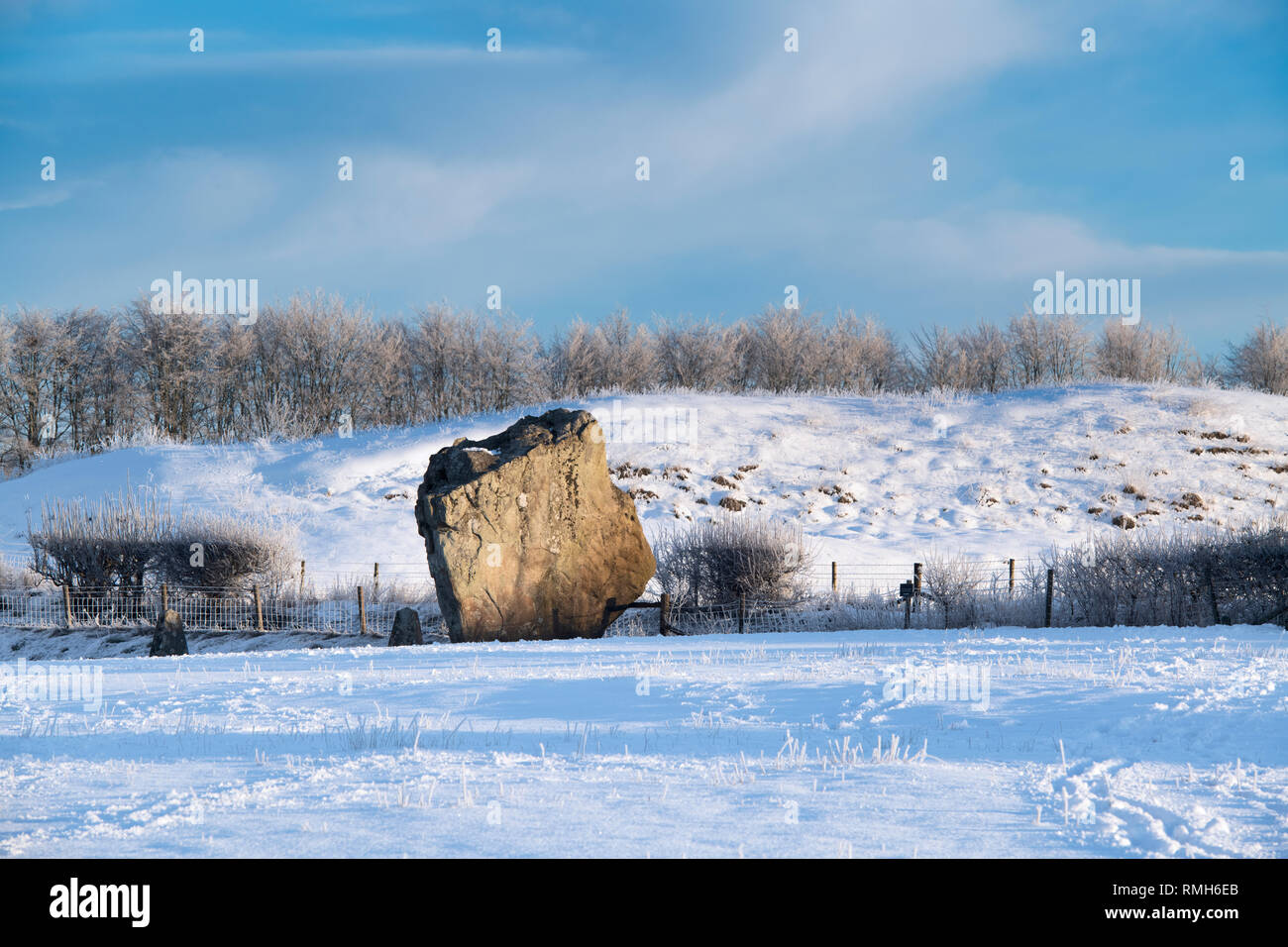Avebury Stone Circle dans la neige de l'hiver juste après le lever du soleil. Avebury, Wiltshire, Angleterre. Banque D'Images