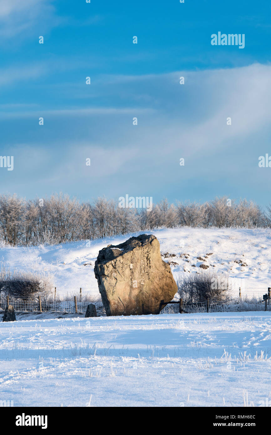 Avebury Stone Circle dans la neige de l'hiver juste après le lever du soleil. Avebury, Wiltshire, Angleterre. Banque D'Images