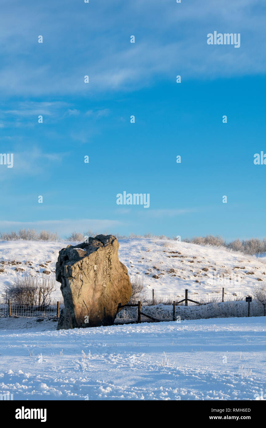 Avebury Stone Circle dans la neige de l'hiver juste après le lever du soleil. Avebury, Wiltshire, Angleterre. Banque D'Images