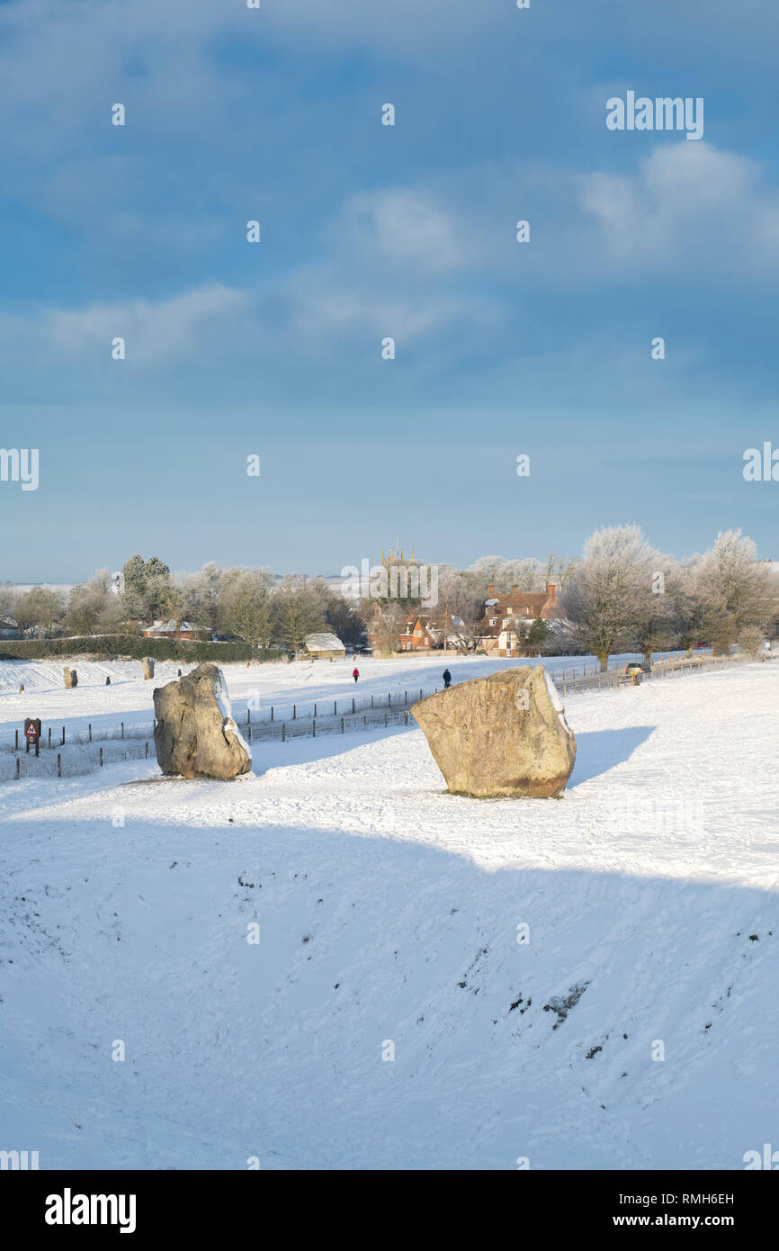 Avebury Stone Circle le matin neige de l'hiver. Avebury, Wiltshire, Angleterre. Banque D'Images