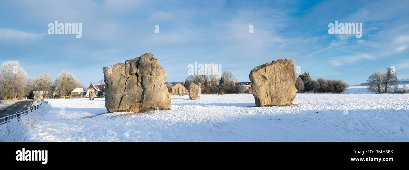 Avebury Stone Circle dans la neige de l'hiver juste après le lever du soleil. Avebury, Wiltshire, Angleterre. Vue panoramique Banque D'Images