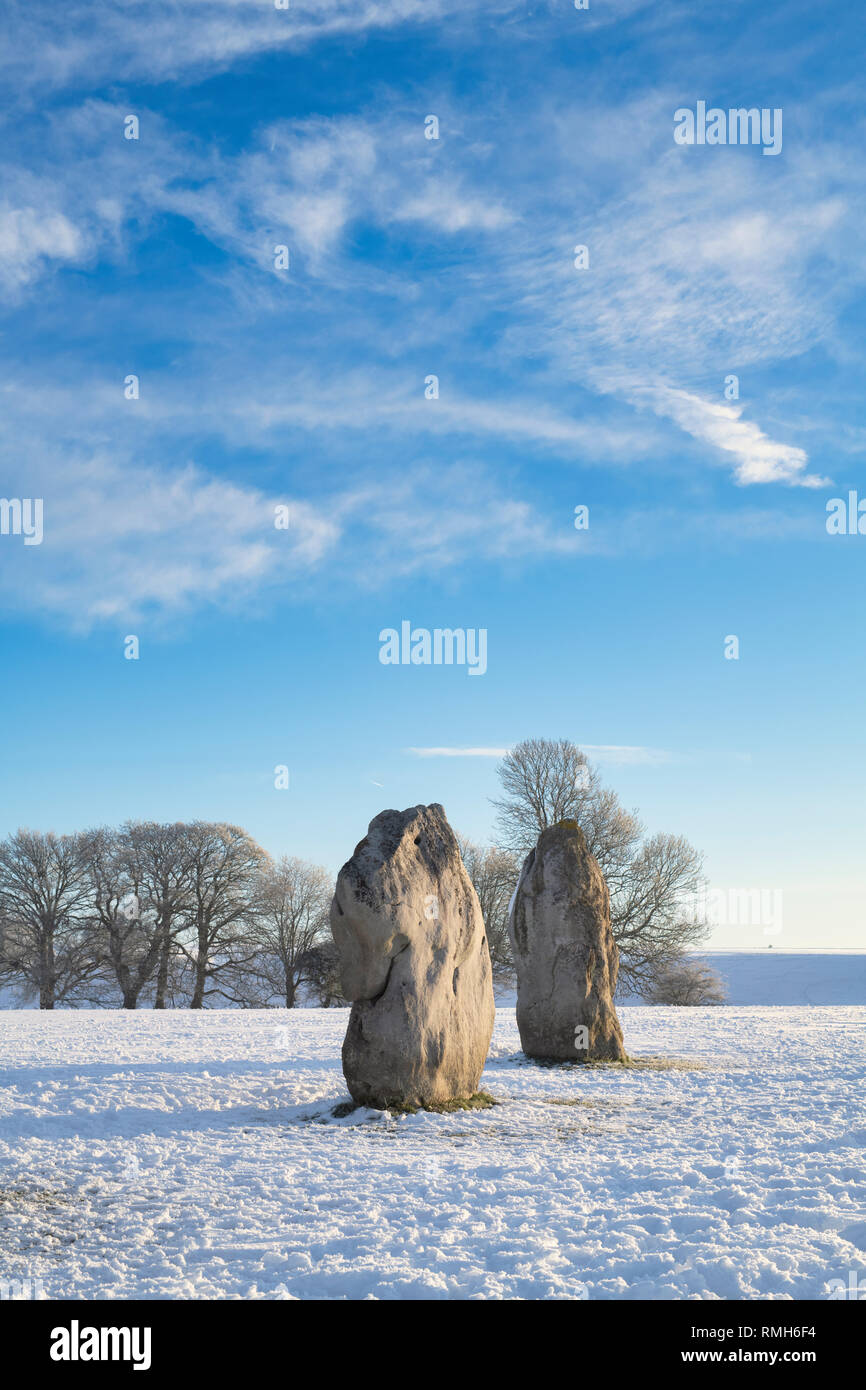 Avebury Stone Circle dans la neige de l'hiver juste après le lever du soleil. Avebury, Wiltshire, Angleterre. Banque D'Images