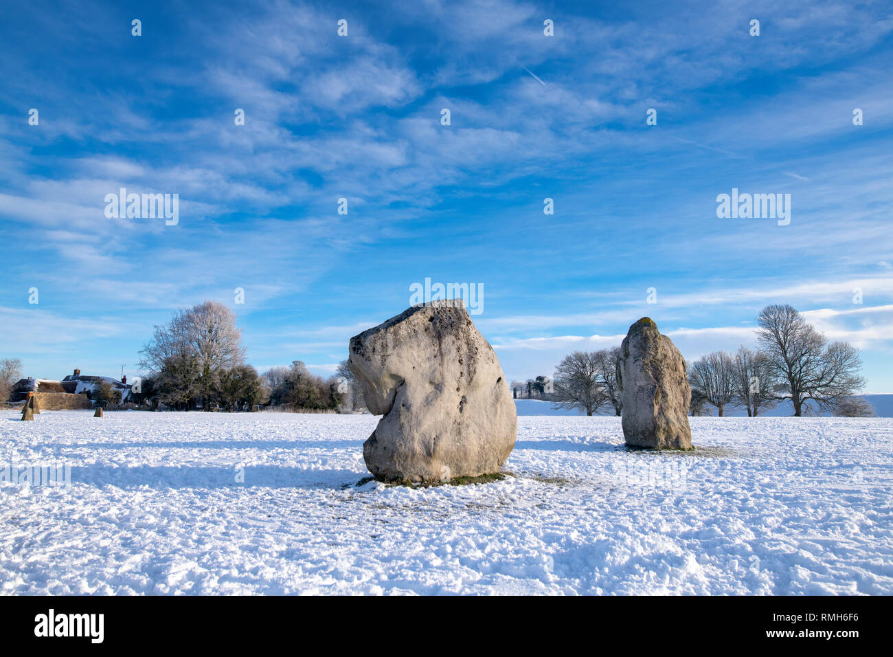 Avebury Stone Circle dans la neige de l'hiver juste après le lever du soleil. Avebury, Wiltshire, Angleterre. Banque D'Images