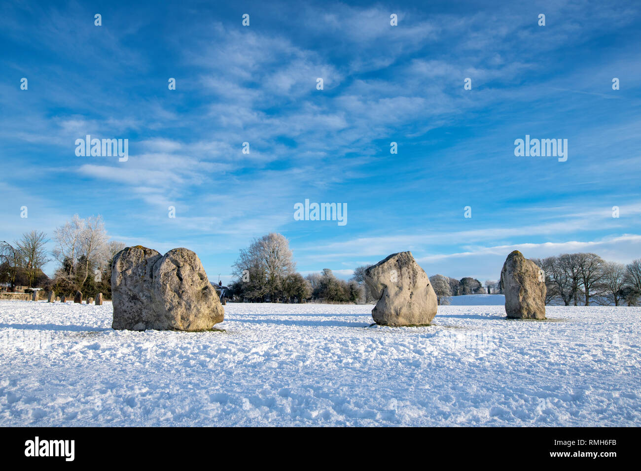 Avebury Stone Circle dans la neige de l'hiver juste après le lever du soleil. Avebury, Wiltshire, Angleterre. Banque D'Images