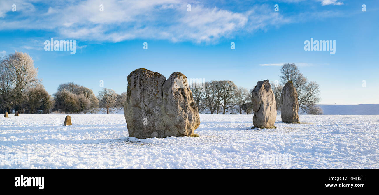 Avebury Stone Circle dans la neige de l'hiver juste après le lever du soleil. Avebury, Wiltshire, Angleterre. Vue panoramique Banque D'Images