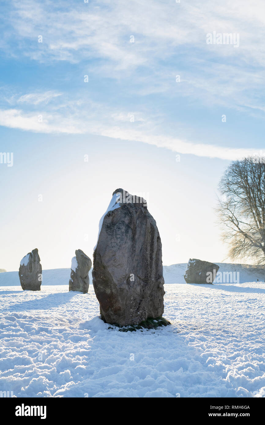 Avebury Stone Circle dans la neige de l'hiver juste après le lever du soleil. Avebury, Wiltshire, Angleterre. Banque D'Images