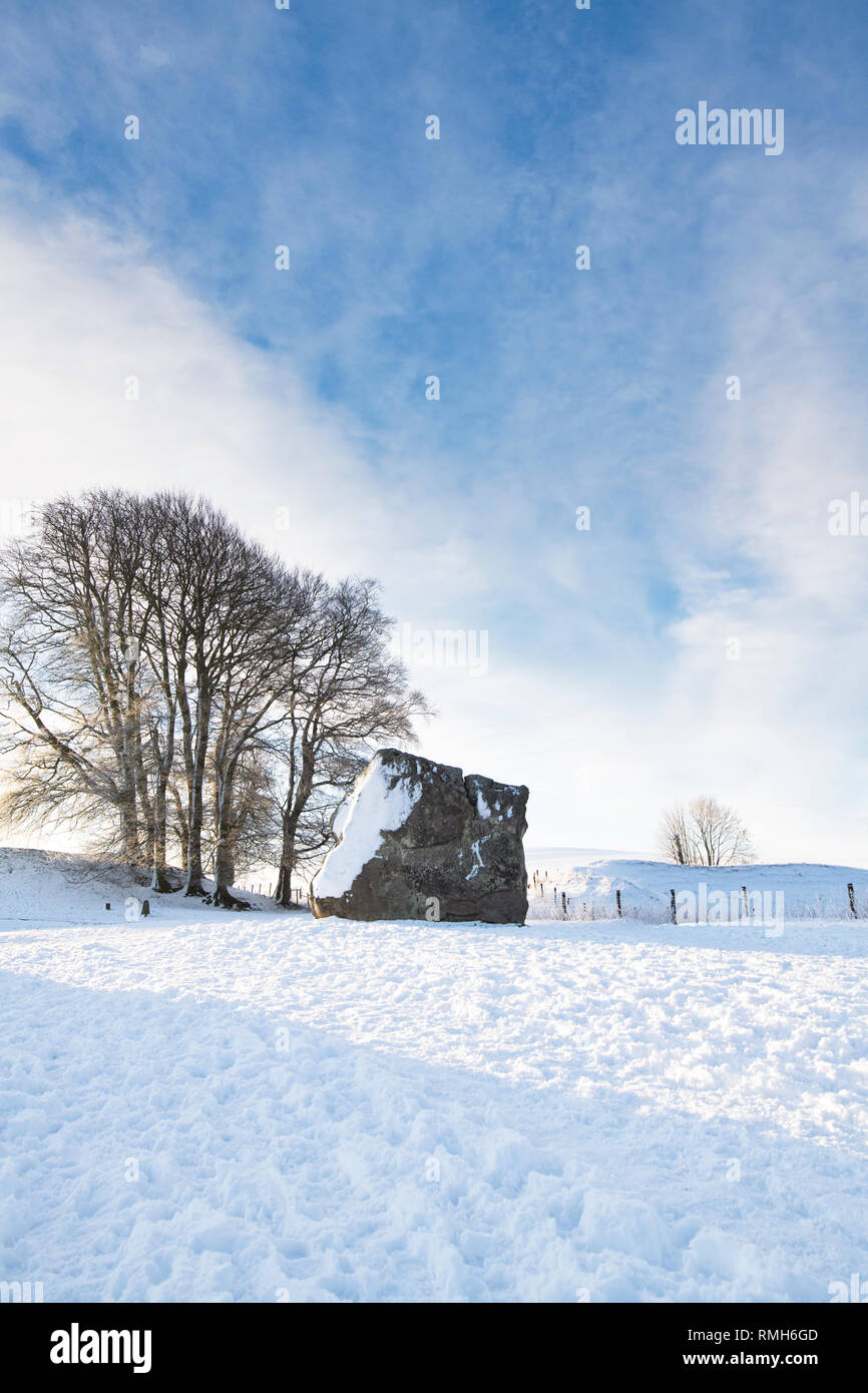 Avebury Stone Circle dans la neige de l'hiver juste après le lever du soleil. Avebury, Wiltshire, Angleterre. Banque D'Images