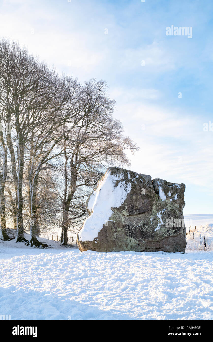 Avebury Stone Circle dans la neige de l'hiver juste après le lever du soleil. Avebury, Wiltshire, Angleterre. Banque D'Images