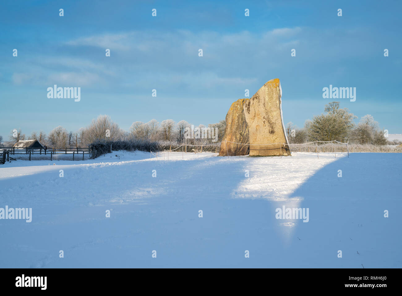 Avebury Stone Circle le matin neige de l'hiver. Avebury, Wiltshire, Angleterre. Banque D'Images