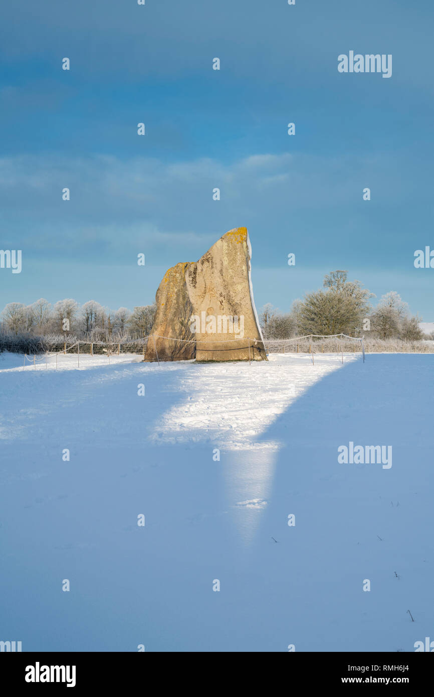 Avebury Stone Circle le matin neige de l'hiver. Avebury, Wiltshire, Angleterre. Banque D'Images