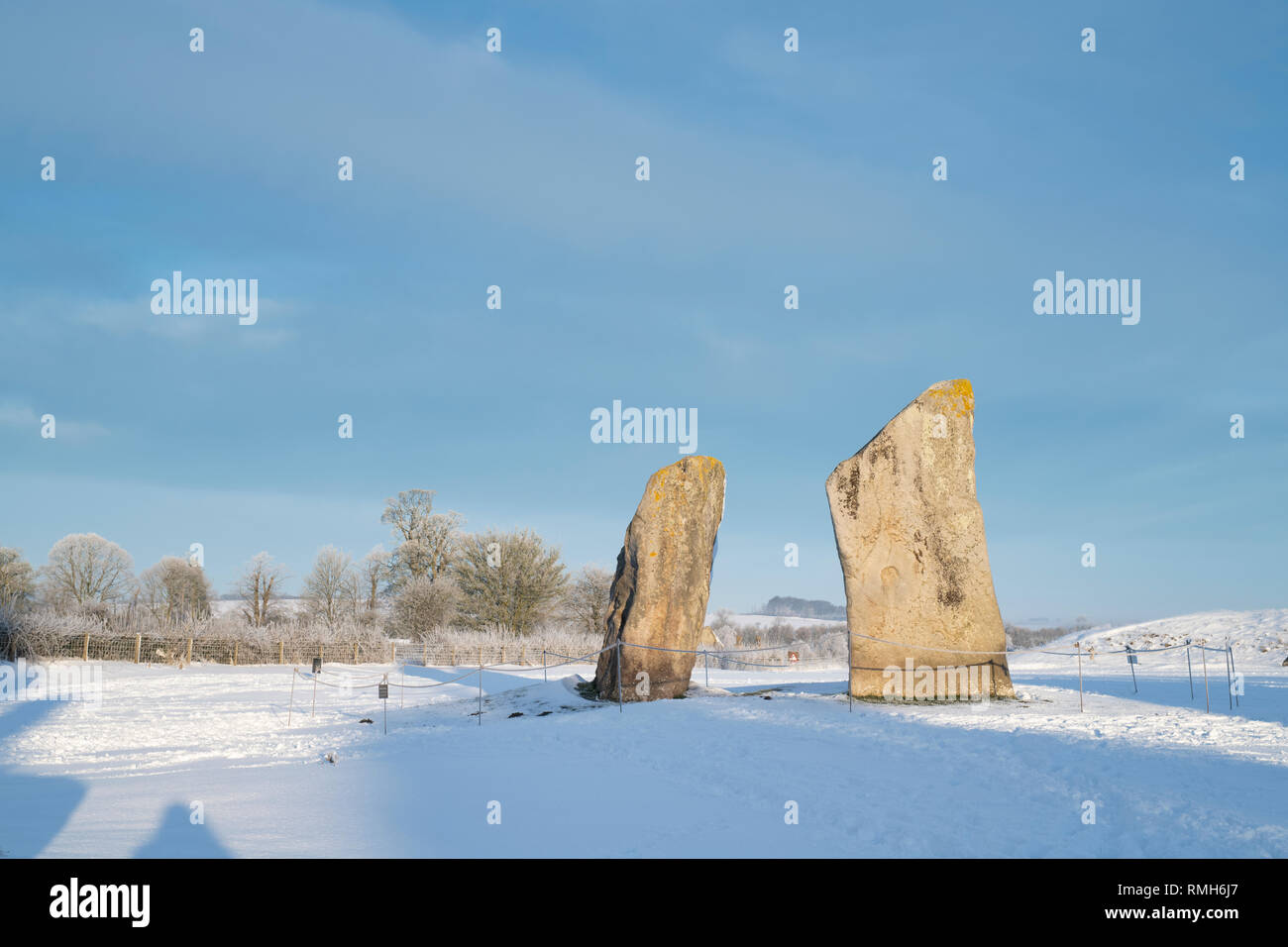 Avebury Stone Circle le matin neige de l'hiver. Avebury, Wiltshire, Angleterre. Banque D'Images