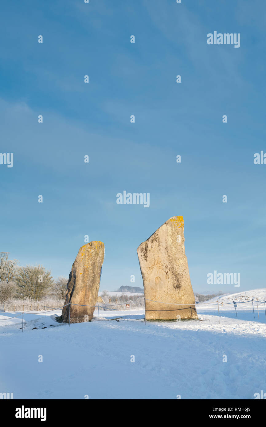 Avebury Stone Circle le matin neige de l'hiver. Avebury, Wiltshire, Angleterre. Banque D'Images