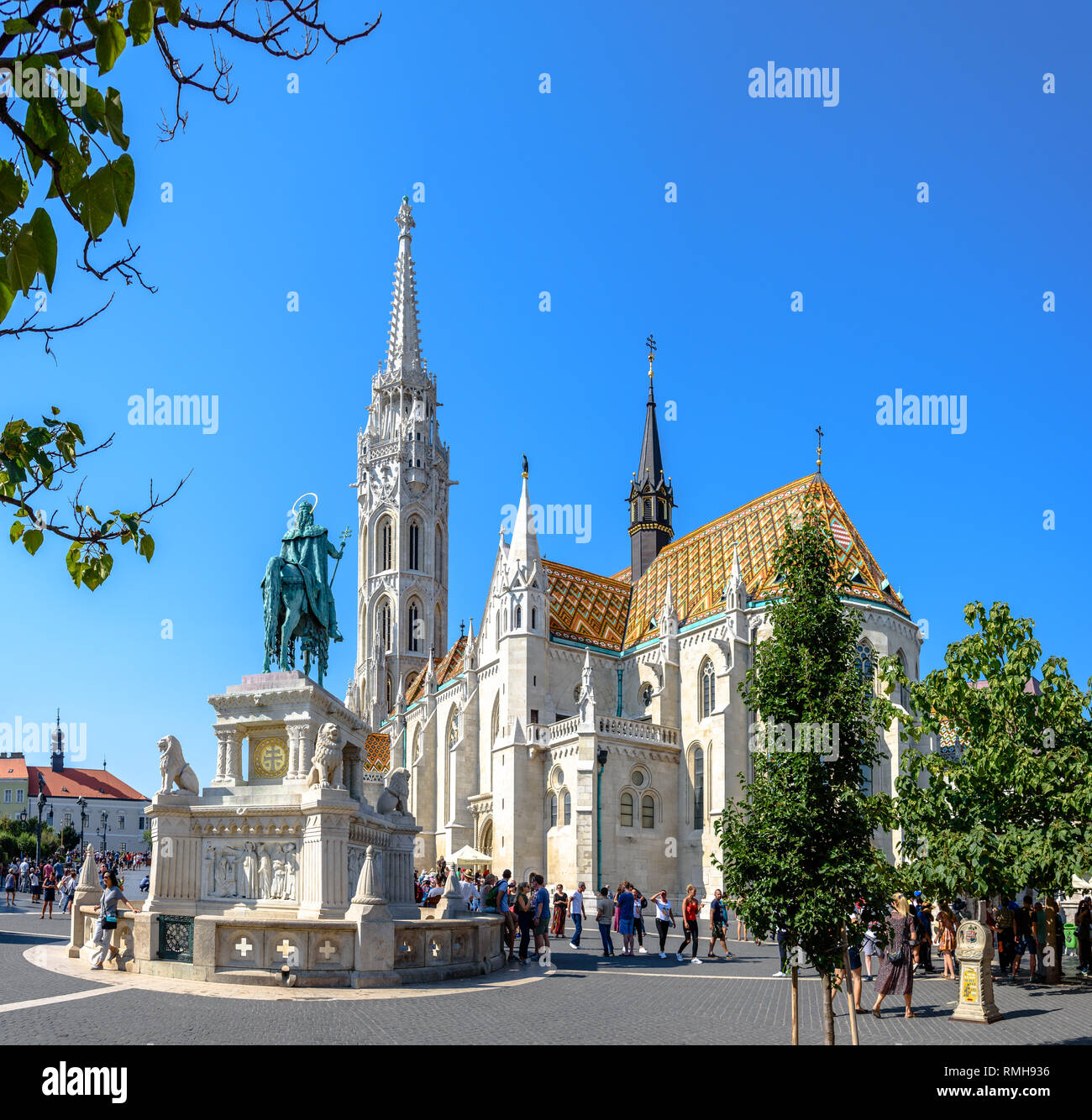L'église Matthias et statue de Saint Stephen dans le quartier du château de Budapest Banque D'Images