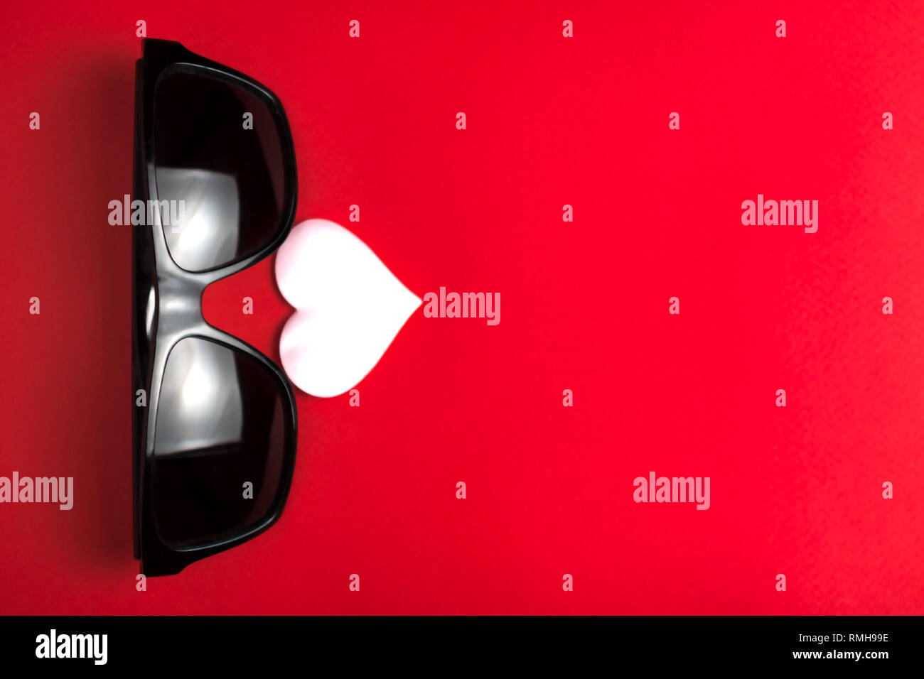 Lunettes de soleil concept avec coeur rose. fashion funny carte de vœux. copie espace. les relations et l'homme. mode de vie sain. pour la décoration et le design. rouge b Banque D'Images