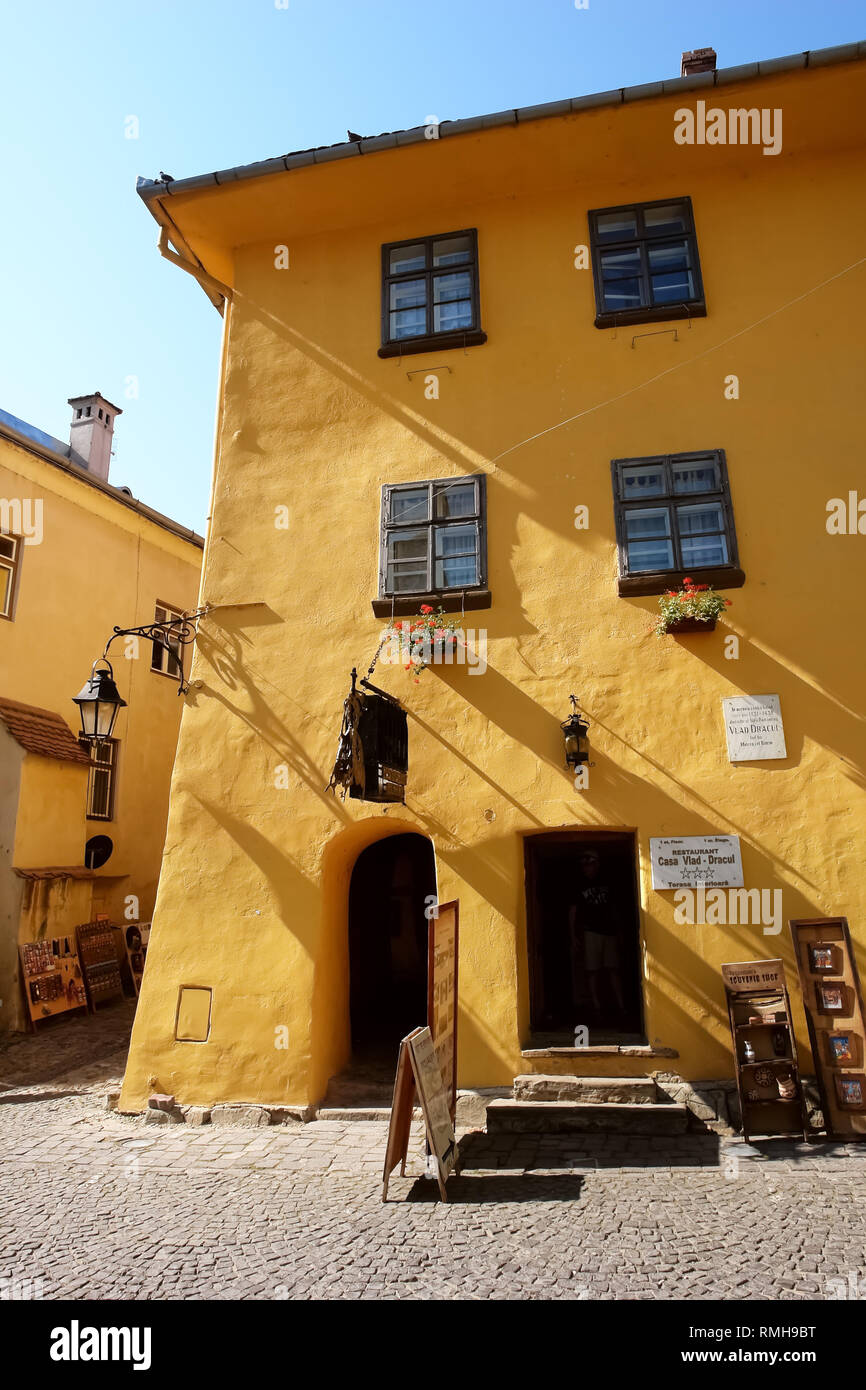 Sighisoara, Roumanie - 22 août 2016 : Vue de la maison de couleur ocre - la maison natale de Vlad Dracula, également connu sous le nom de Vlad Tepes, prince de la provin Banque D'Images