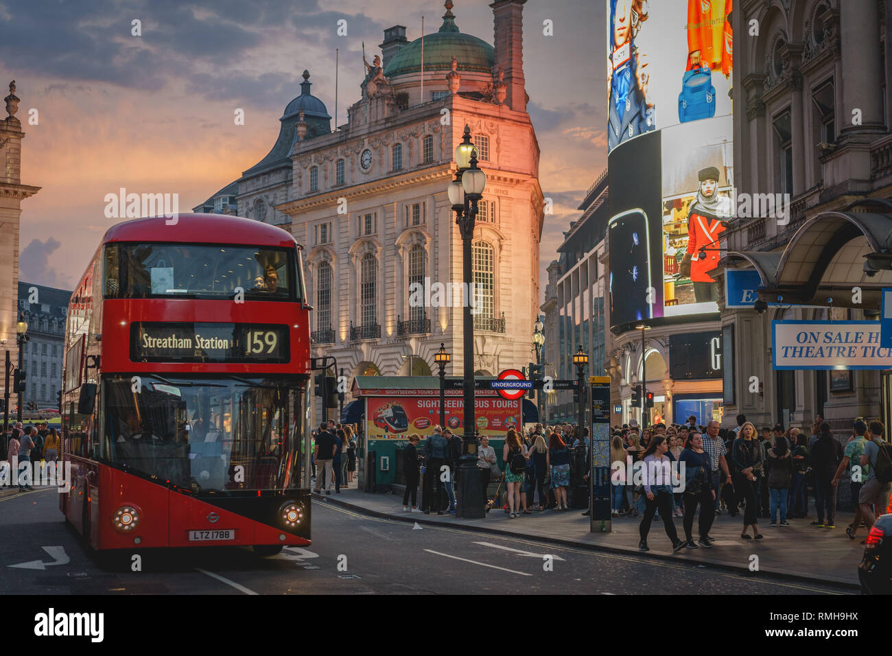 Londres, UK - Février, 2019. Avis de Piccadilly Circus encombrée de touristes. C'est un des plus visités monuments de Londres avec ses panneaux publicitaires. Banque D'Images