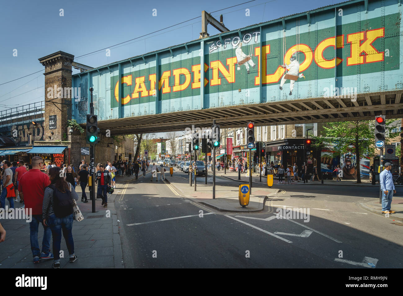 Londres, UK - Février, 2019. Camden Lock Bridge près du célèbre marché de la culture alternative, visité par 100 000 personnes chaque semaine. Banque D'Images