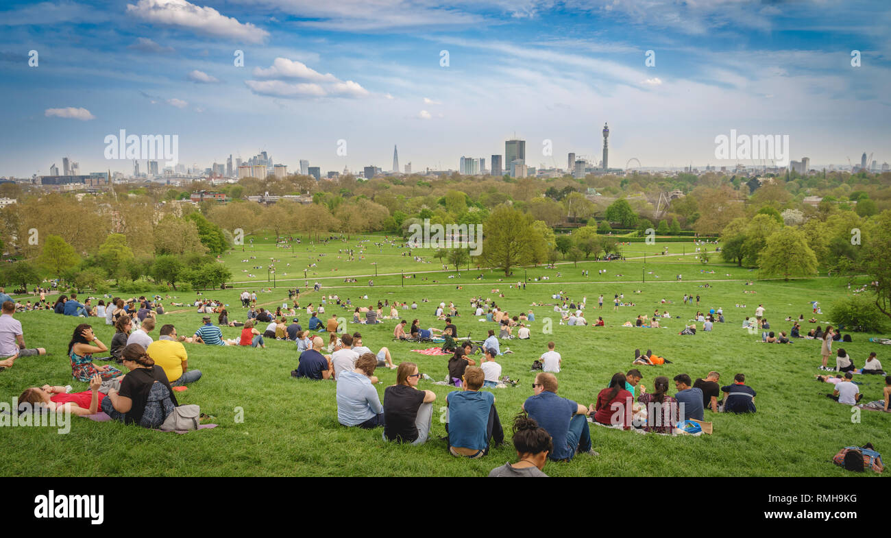 Londres, UK - avril 2018. Vue panoramique à couper le souffle vue panoramique de Londres paysage urbain vu de la foule Primrose Hill Park sous le soleil d'après-midi de printemps. Banque D'Images