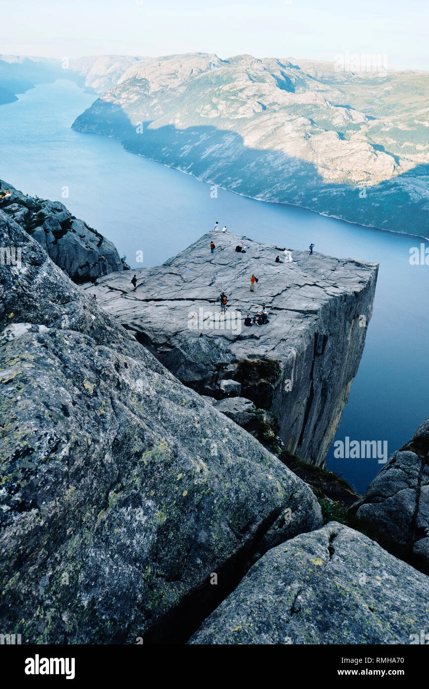 Les touristes appréciant la vue à l'Pulpit Rock / Preikestolen ou Prekestolen et Lysefjord en Norvège Rogaland Ryfylke Banque D'Images