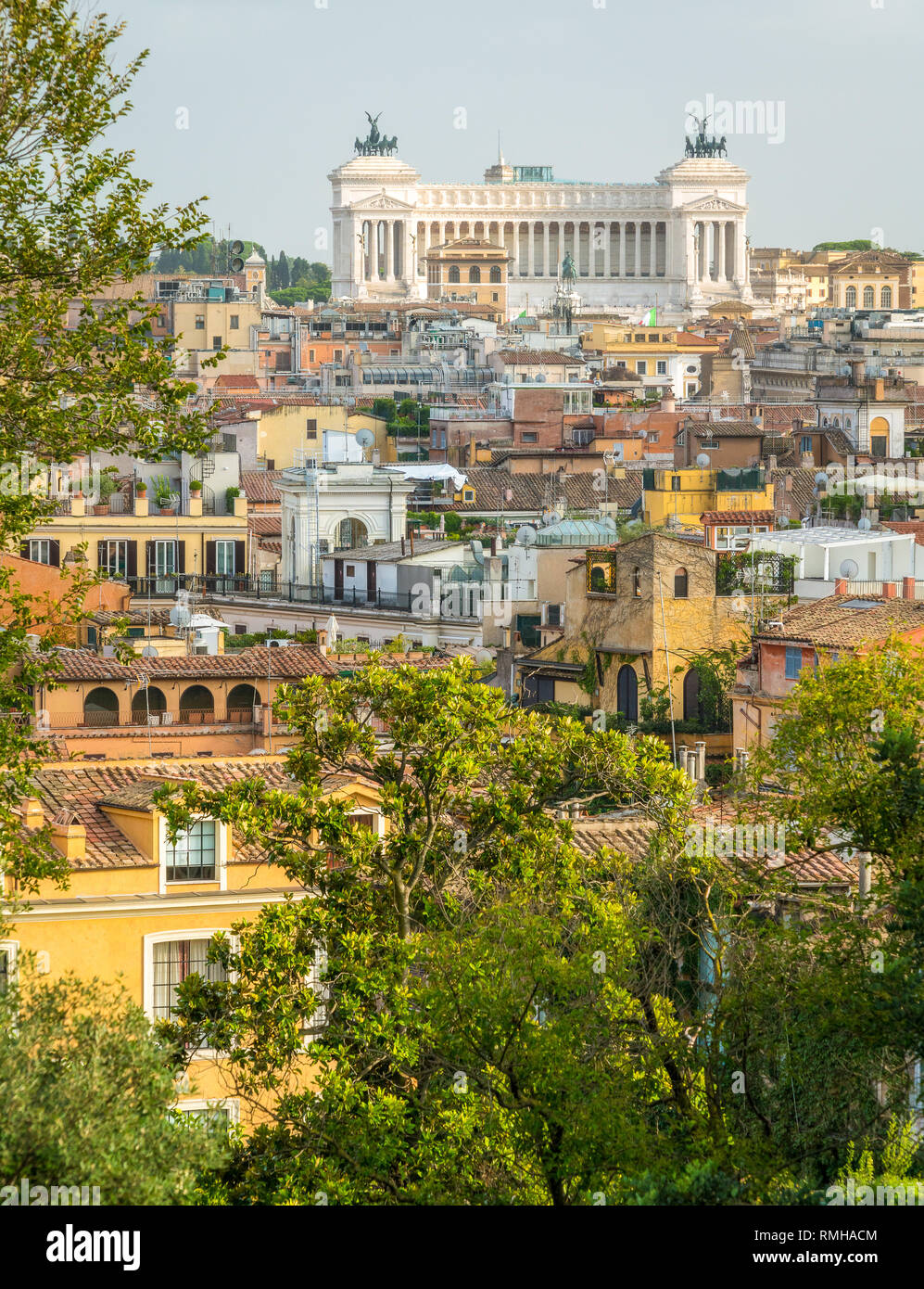 Vue panoramique de la Villa Médicis, avec le monument de Vittorio Emanuele II en arrière-plan. Rome, Italie. Banque D'Images