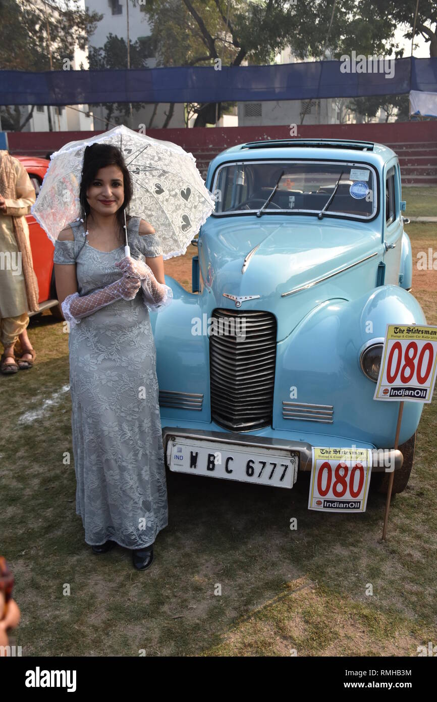 Un Bengali Dame posant avec costume et la culture d'époque à côté de l'Hillman 1947 voiture avec 10 hp et moteur 4 cylindres. WBC 6777 Inde. Banque D'Images