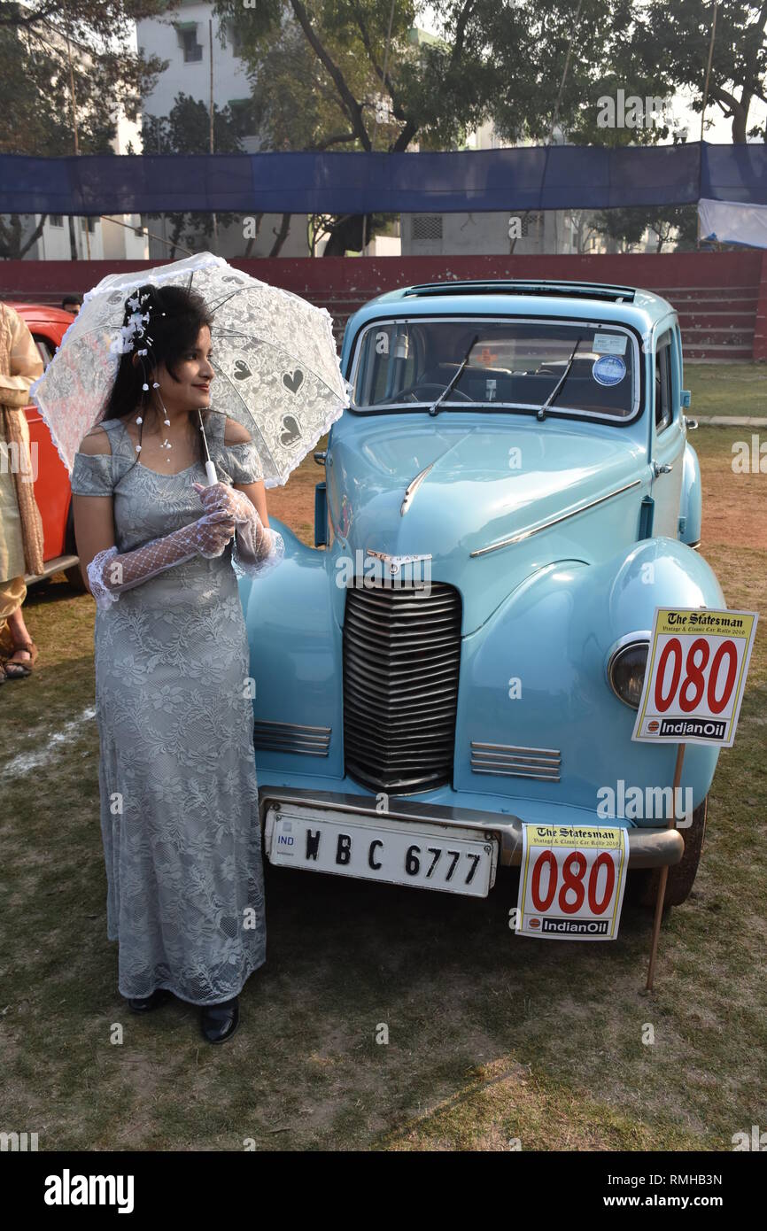 Un Bengali Dame posant avec costume et la culture d'époque à côté de l'Hillman 1947 voiture avec 10 hp et moteur 4 cylindres. WBC 6777 Inde. Banque D'Images