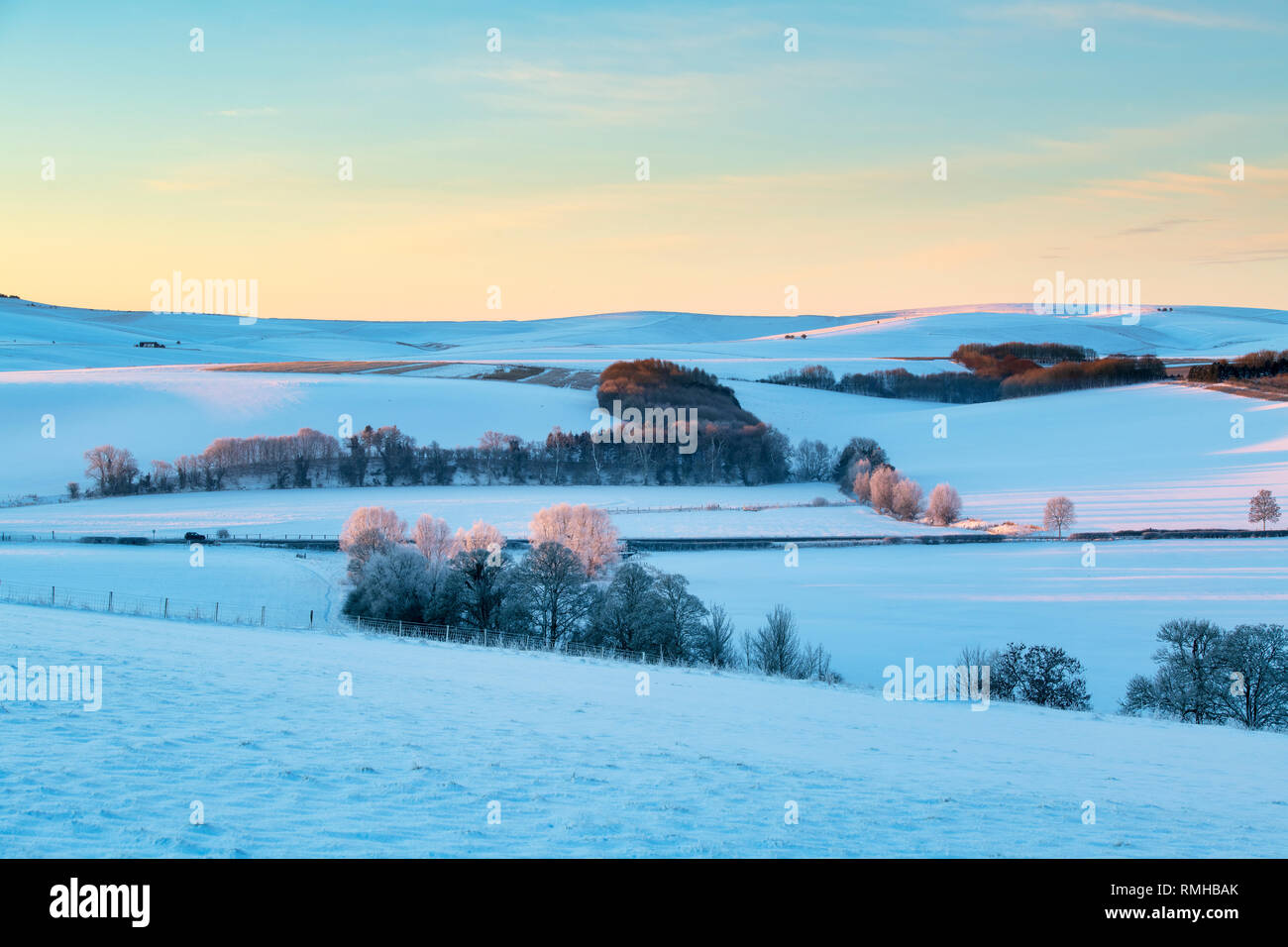 Couvert de neige paysage d'hiver au lever du soleil à Avebury, Wiltshire, Angleterre Banque D'Images