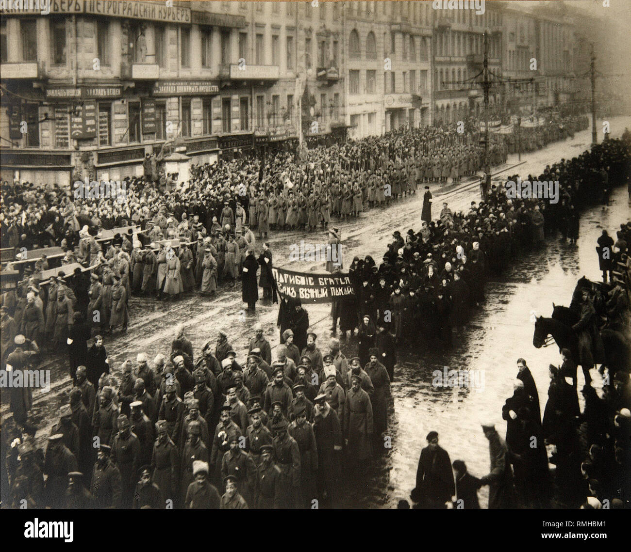 Funérailles de victimes de la révolution de février à Petrograd. Mars 1917. Photographie Banque D'Images