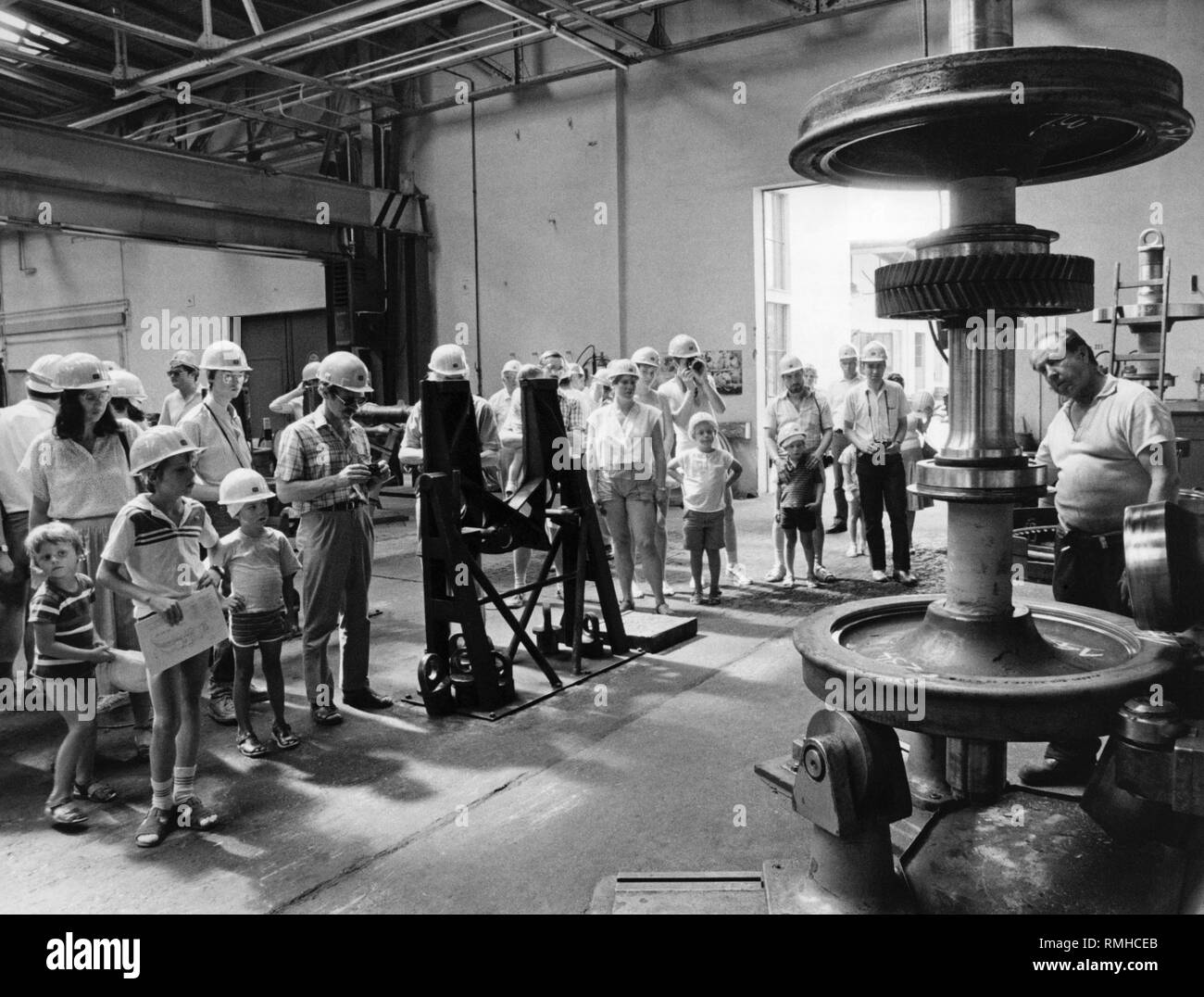 Groupe de visiteurs visitant l'atelier de réparation à la gare de triage de Nuremberg à l'occasion du 150e anniversaire de la Deutsche Bundesbahn. Banque D'Images