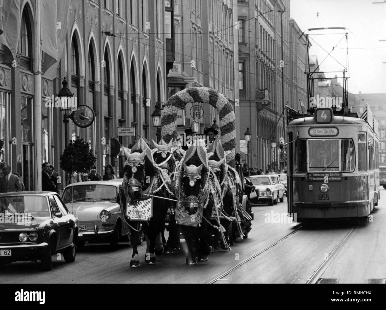 L'équipe d'une brasserie à la Maximilianstrasse. À côté, un tram de la ligne 4. Banque D'Images