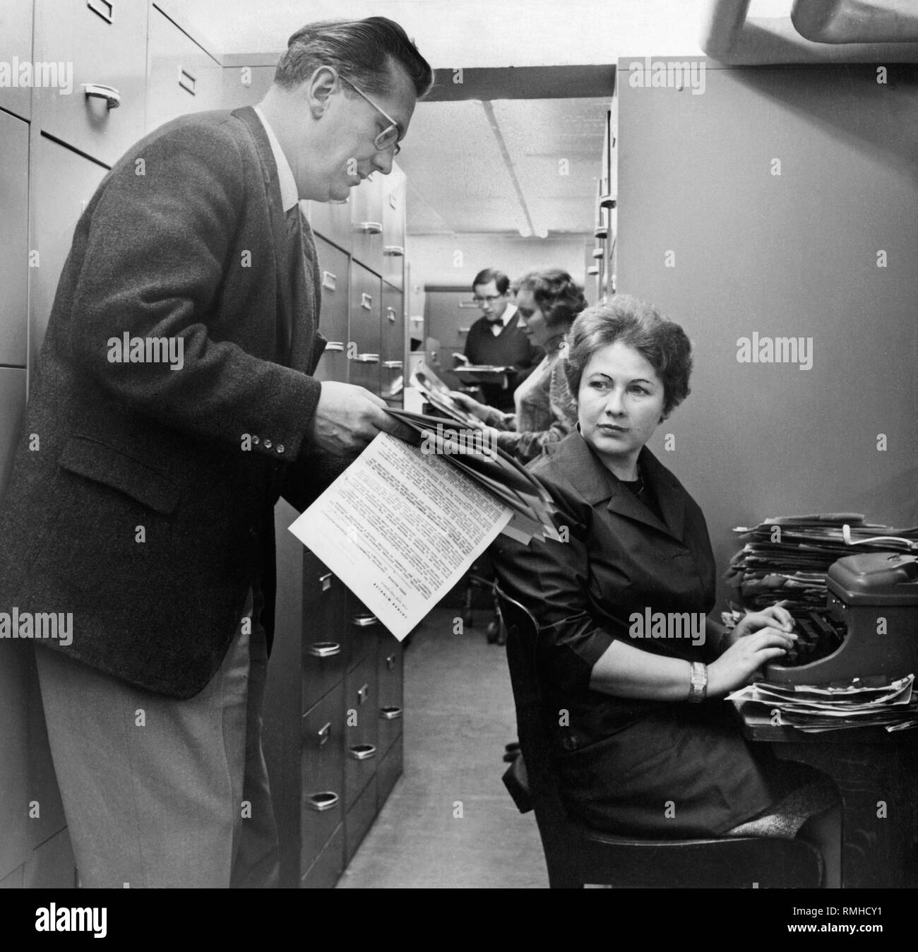 Employé de la photo archive de la Sueddeutscher Verlag au travail dans l'archive (sans date photo). Banque D'Images