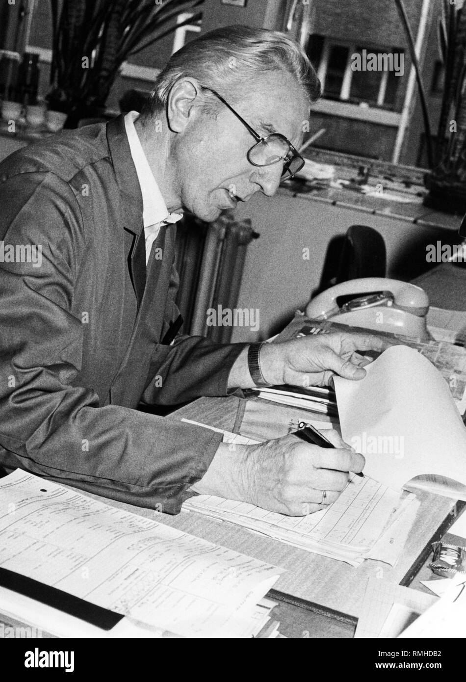 Employée de bureau au cours de sa 24 Travailler au bureau. Banque D'Images