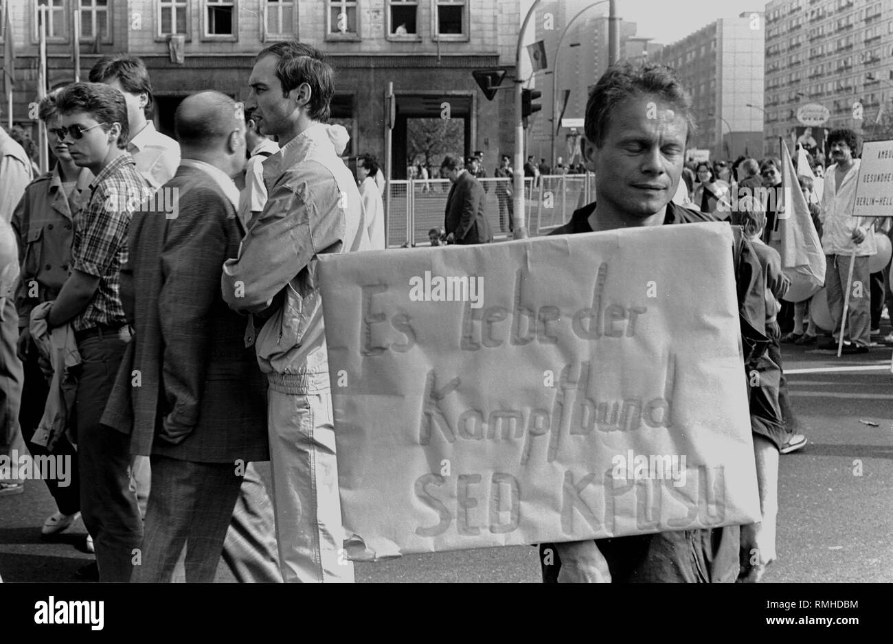 Allemagne, Berlin, 1 mai 1988 : mai 24 démonstration à la Karl-Marx-Allee. 'Long live the Battle League SED - KPdSU'-, le manifestant a été probablement conduit à l'écart peu après (à gauche / être acteur Eckerhard Schall, le Berliner Ensemble scurries autour du coin). Banque D'Images