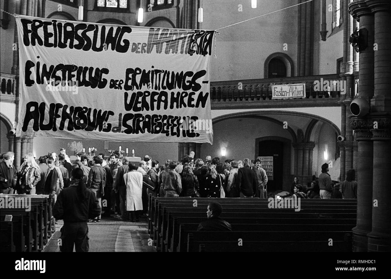 Allemagne, Berlin, 8 octobre 1989 : Assemblée Générale des citoyens à l'église de Gethsémani le matin après les émeutes du 7 octobre 1989. Sur la bannière (traduction en anglais) : 'Libération de l'arrêté, la procédure de clôture de l'enquête, l'abolition de la peine". Banque D'Images