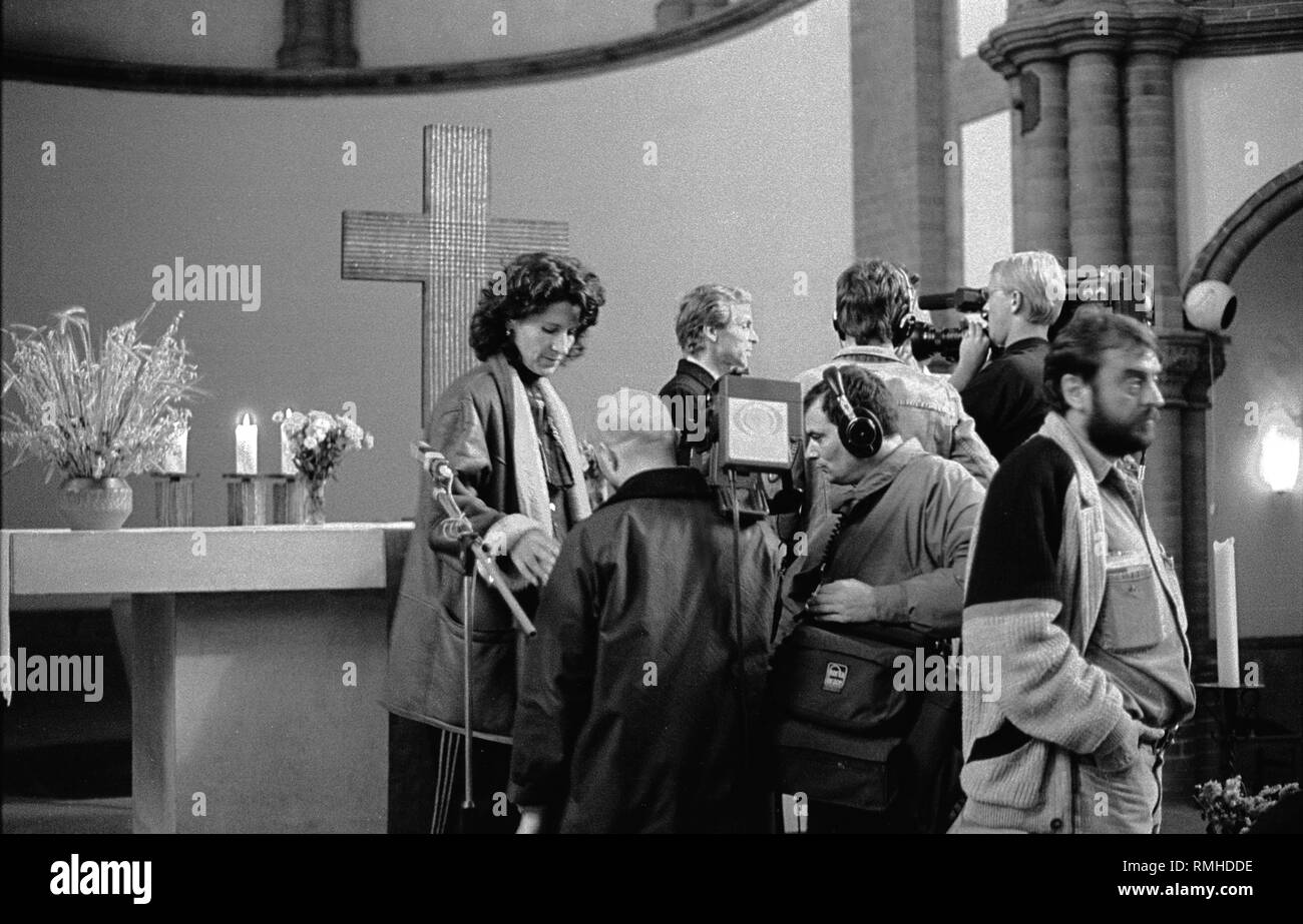 Allemagne, Berlin, 8 octobre 1989 : réunion des citoyens dans l'église de Gethsémani le matin après les émeutes du 7 octobre 1989. Les équipes de télévision en face de l'autel, le pasteur Werner Widrat (milieu-arrière). Banque D'Images